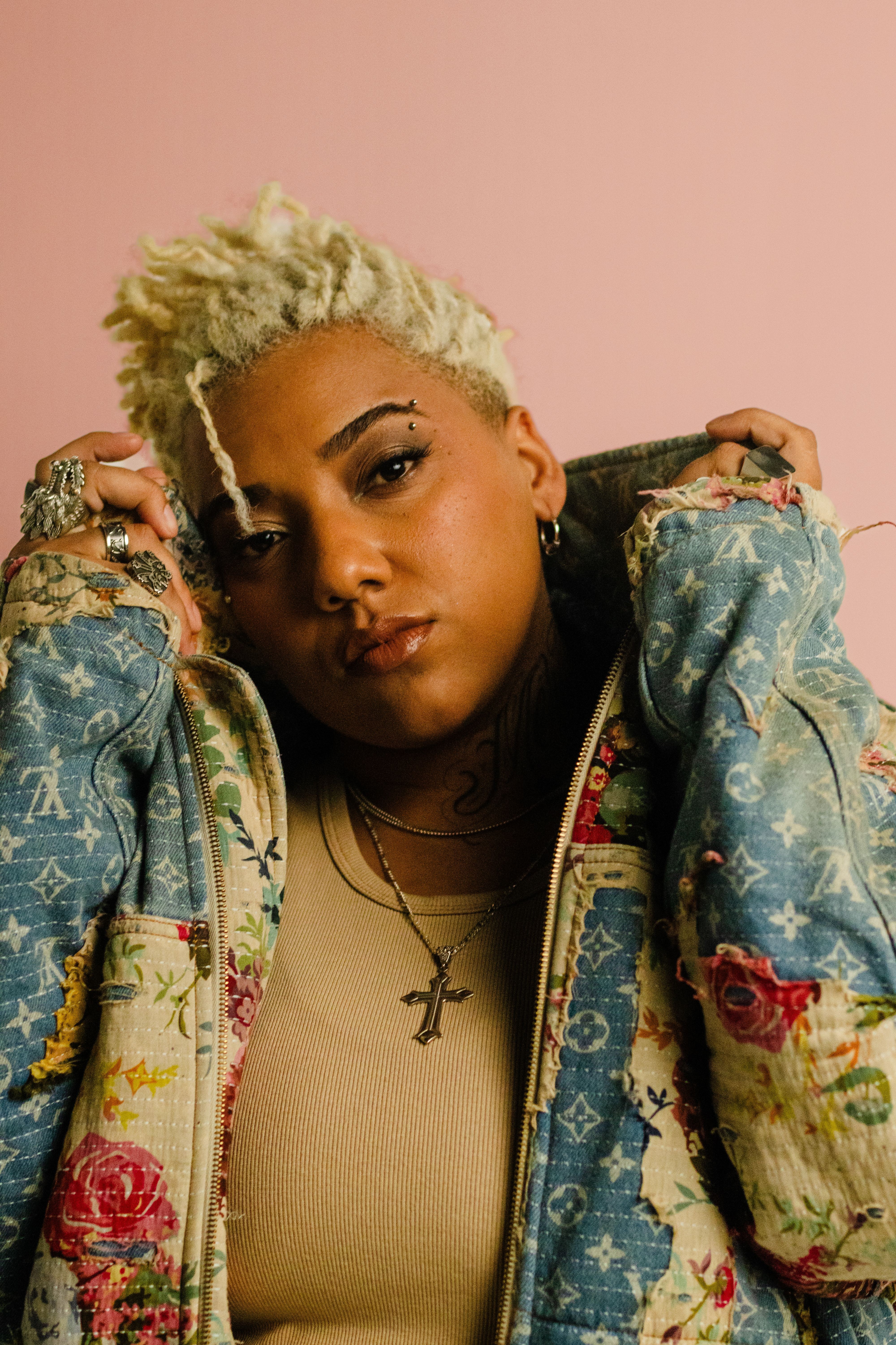 Potência da rapper Iza Sabino está no podcast Frango com Quiabo; ouça