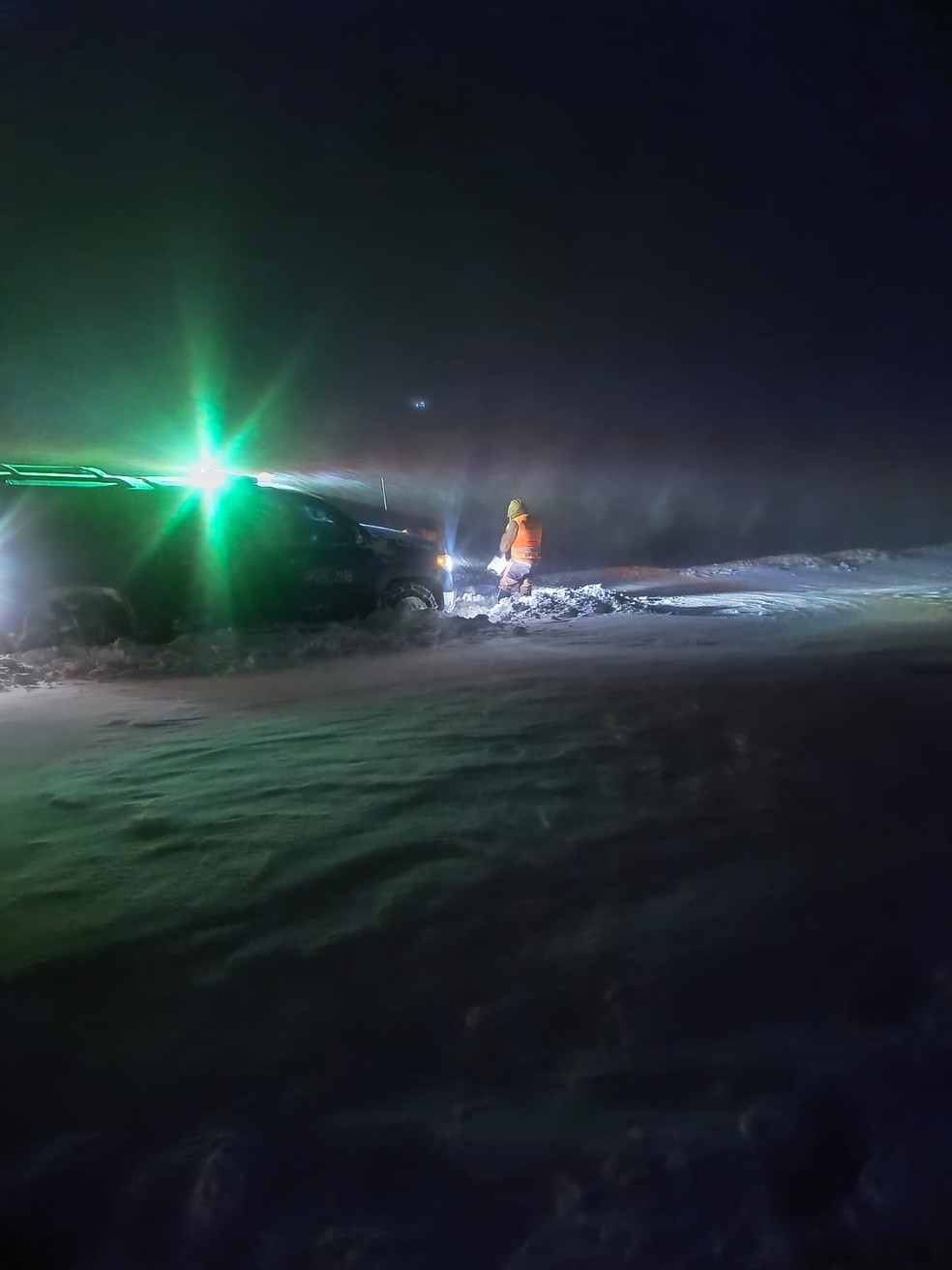 Equipes de resgate do Chile tiram neve do caminho durante trabalhos de busca a grupo de brasileiros que ficou preso por nevasca, em 26 de junho de 2025. — Foto: Divulgação/ Corpo de Bombeiros do Chile