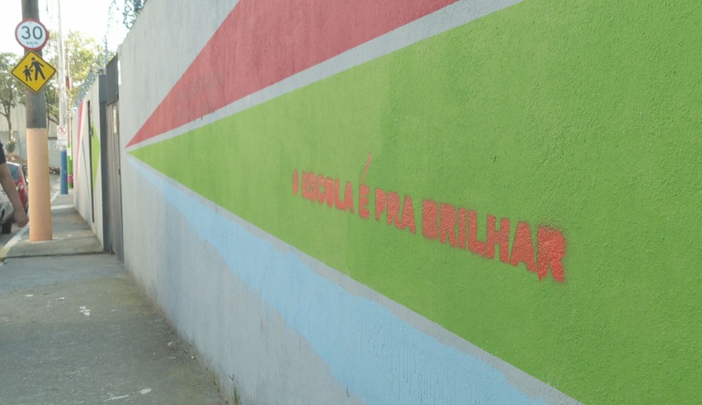 Muro da Escola Thomazia — Foto: Reprodução/TV Globo