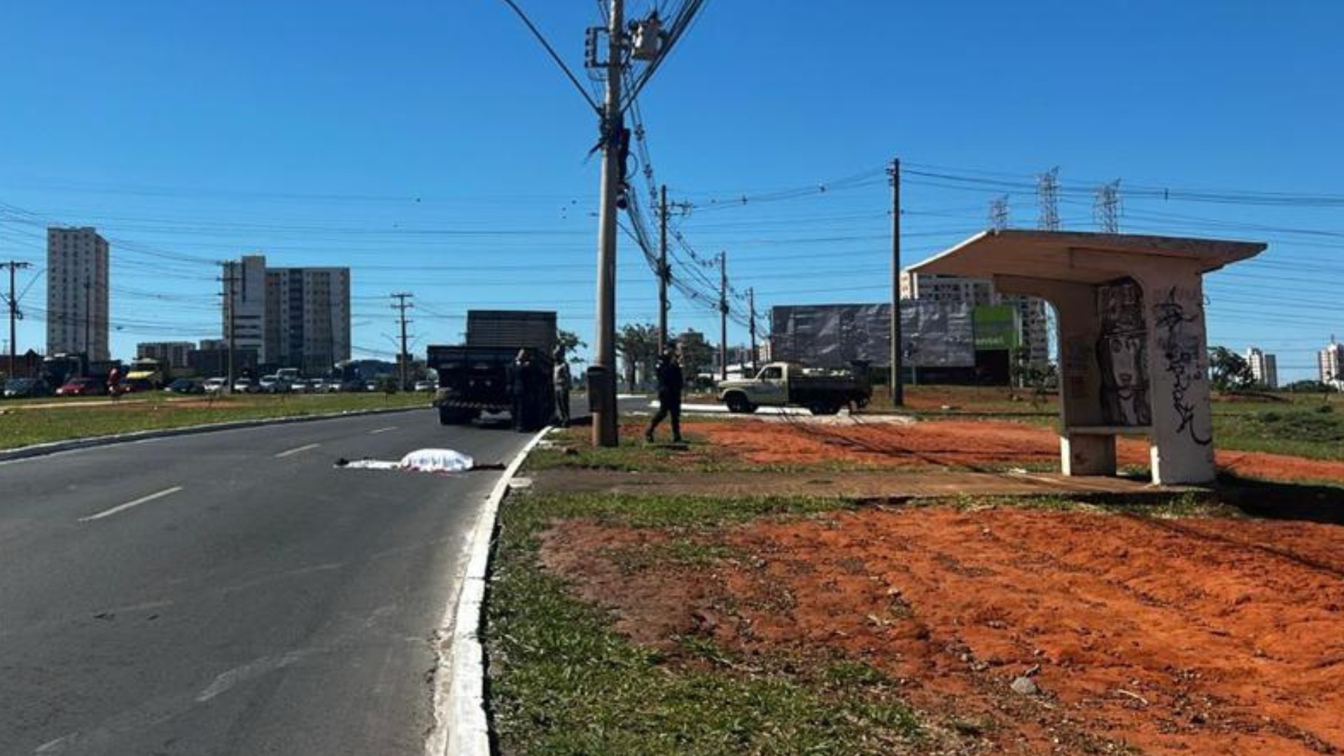 Homem morre após ser atingido por caminhão em parada de ônibus no DF