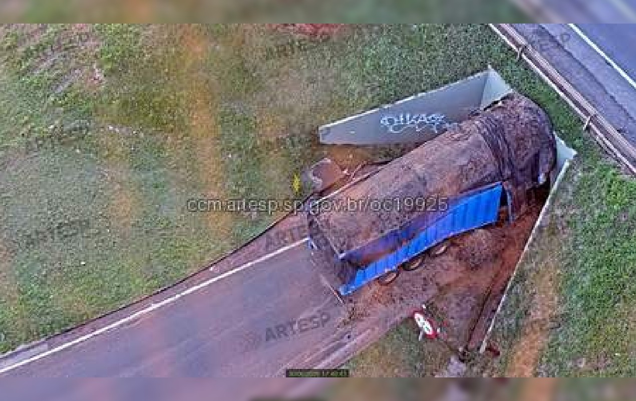 Carreta fica entalada sob viaduto de acesso à Raposo Tavares e interdita tráfego por 10 horas em Assis