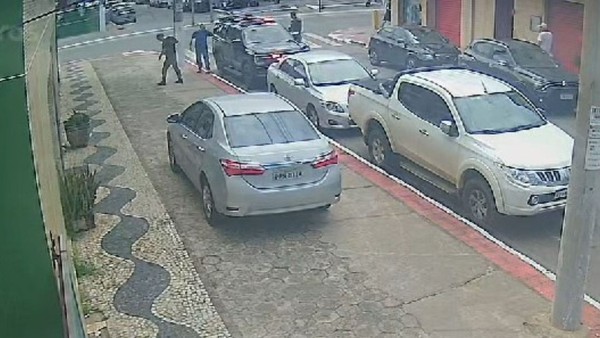 Detento é visto saindo de viatura sem algemas e com dois policiais penais para almoçar em restaurante na Serra, Espírito Santo — Foto: Reprodução
