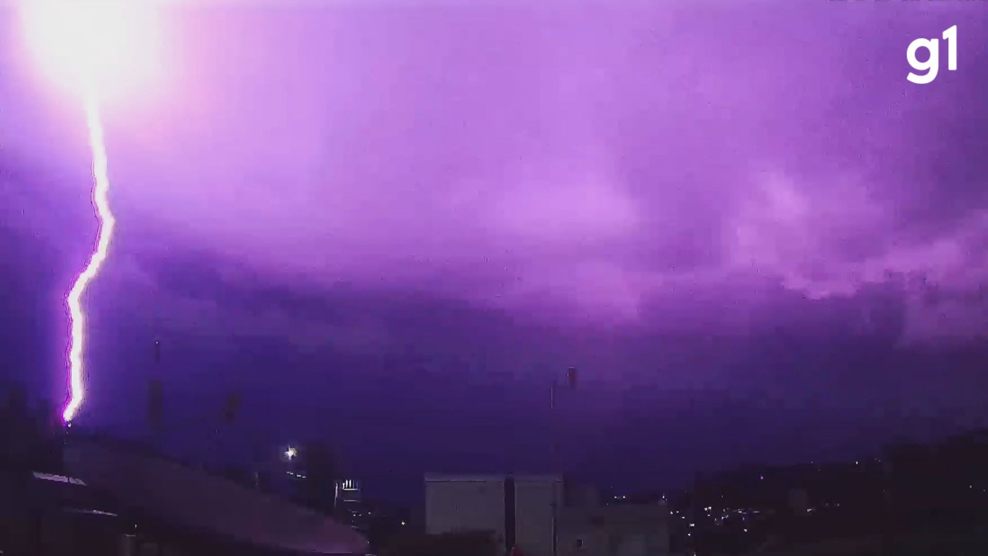 Não cai no mesmo lugar? Nem um, nem dois... Quatro raios atingem o mesmo ponto durante tempestade no RS; veja VÍDEOS do momento