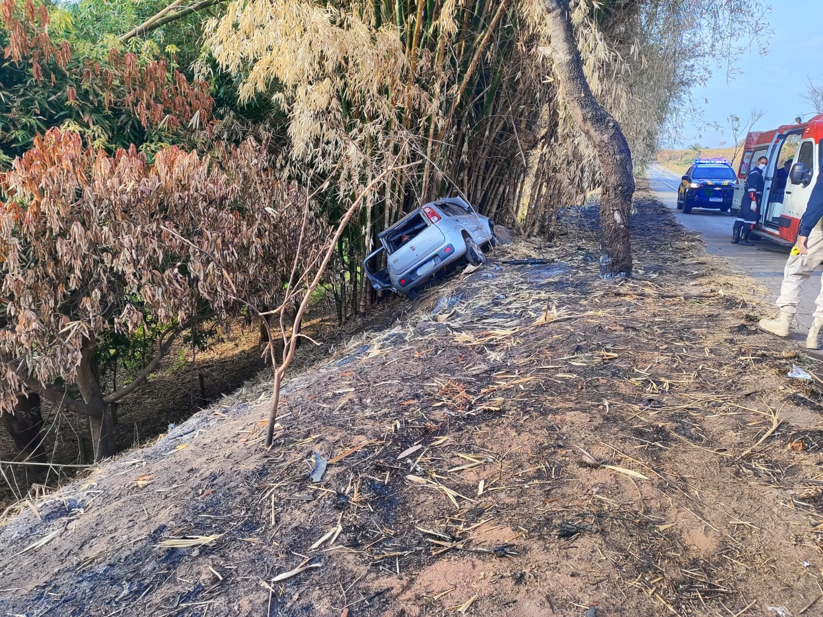 Adolescente morre após carro sair da pista na BR-116, entre Itambacuri e Campanário
