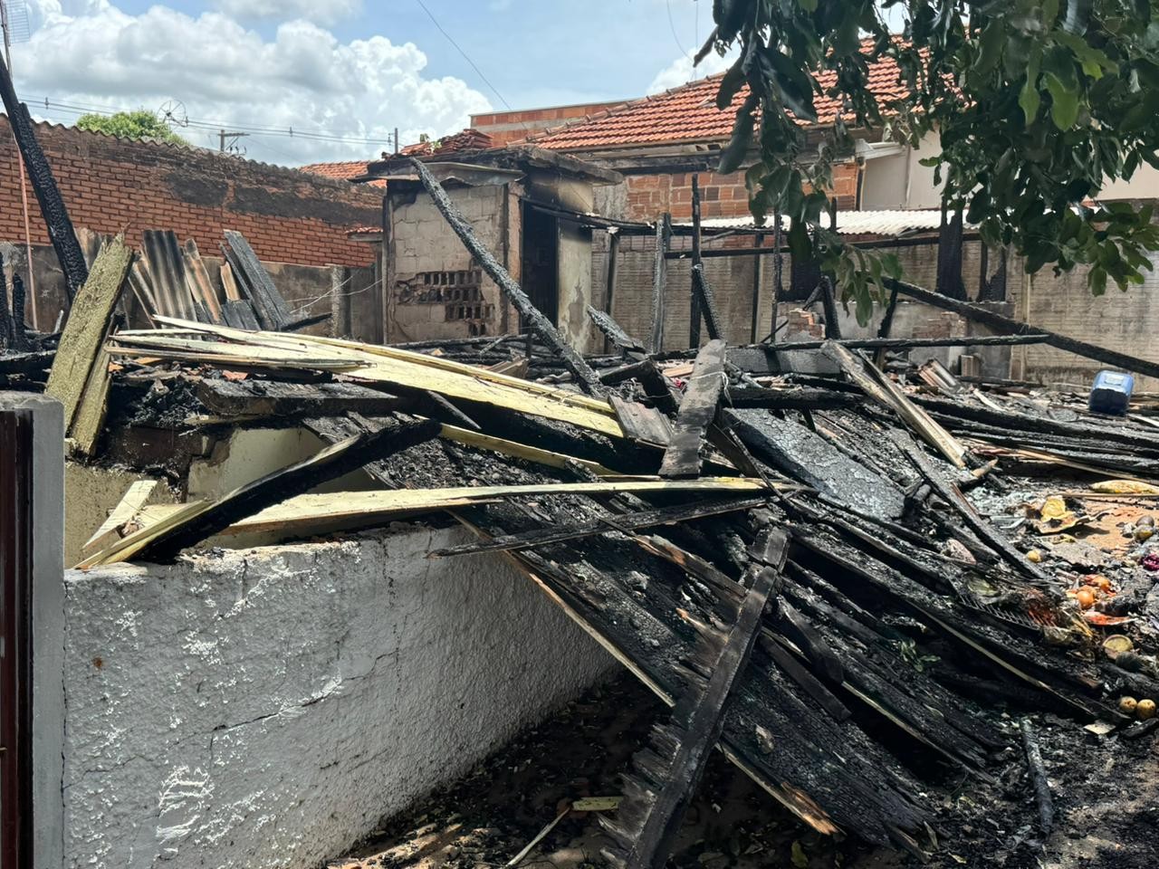 Incêndio destrói casa de madeira em Presidente Venceslau