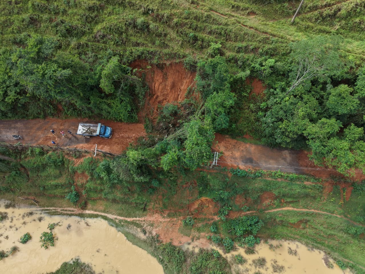 Chuva forte provoca queda de barreiras na estrada Amparo x Turvo, em Barra do Piraí