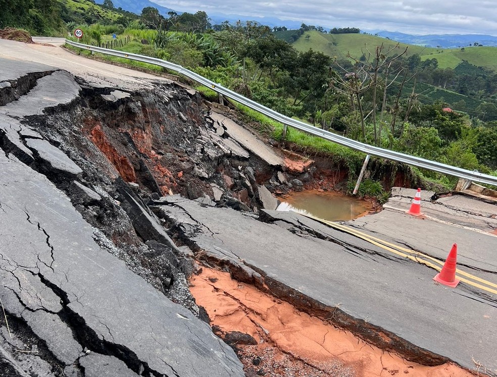Chuvas fazem cratera se abrir em trecho interditado da BR-459, em Senador José Bento, MG — Foto: Samuel Fraga