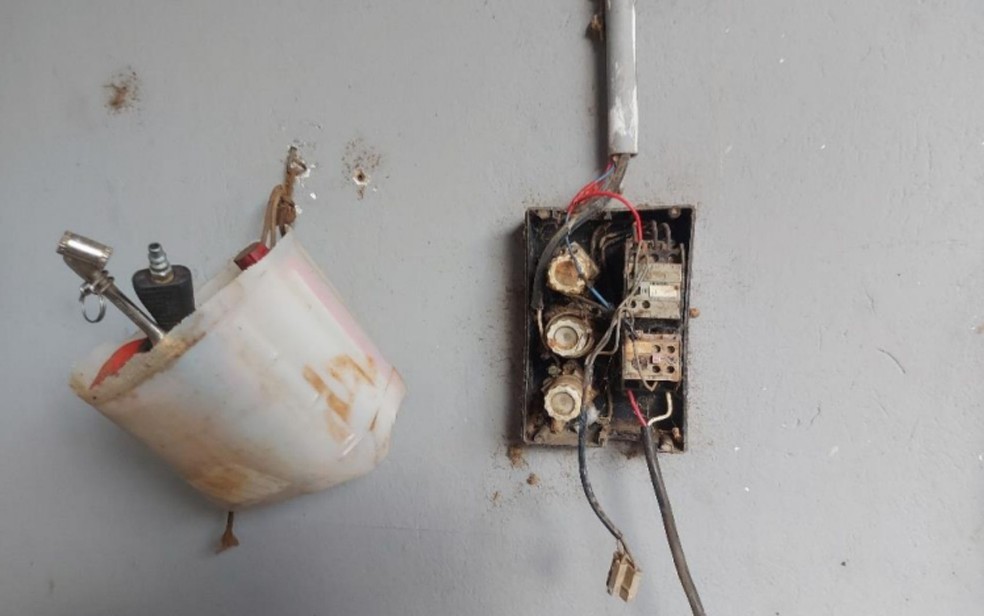 Improvisação de ligação elétrica próxima ao compressor, em área utilizada como oficina e para abastecimento de máquinas na Fazenda Talismã, em Jussara, Goiás — Foto: Reprodução/Ministério do Trabalho e Emprego