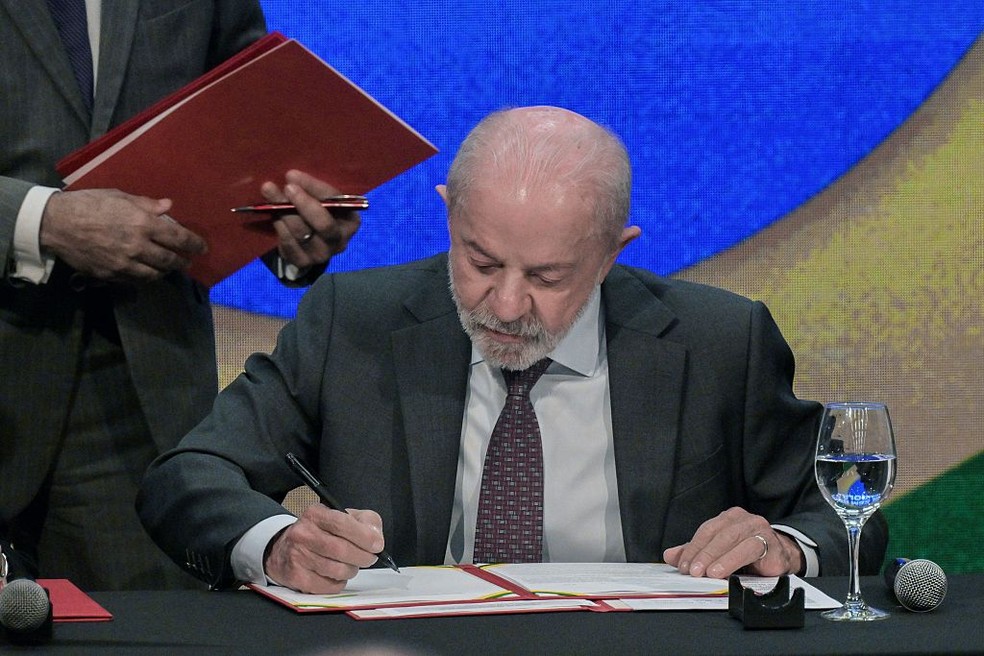 O presidente do Brasil, Luiz Inácio Lula da Silva, assina uma medida provisória que proíbe as plataformas de apostas esportivas on-line, durante uma cerimônia em São Paulo, Brasil, em 25 de setembro de 2026. — Foto: GETTY IMAGES via BBC