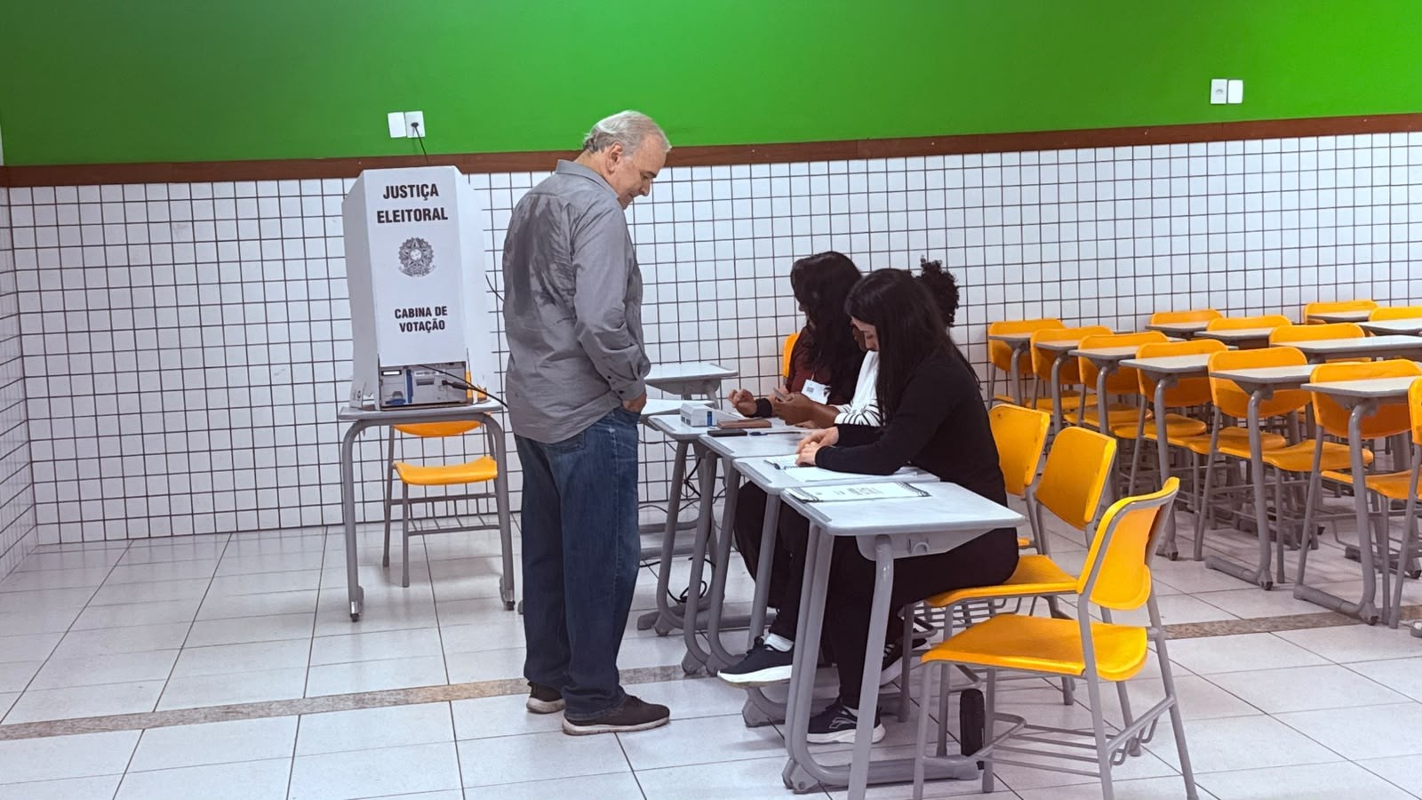 Júlio Delgado, candidato a vice-presidência com Augusto Cury, vota em Juiz de Fora 