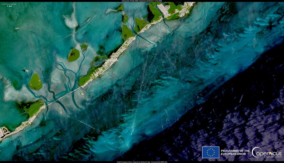 Registro do Arquipélago Flórida Keys, nos EUA, mostrando o embranquecimento dos corais devido ao aumento da temperatura da água do mar, em 9 de julh. — Foto: Reprodução/European Union, Copernicus Sentinel-2 imagery