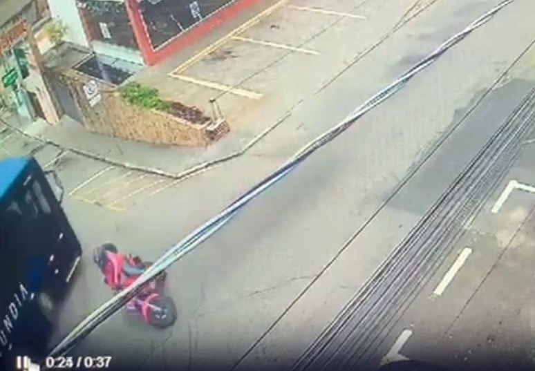 Vídeo mostra momento em que motociclista perde o controle, cai embaixo de ônibus e morre atropelado em São Roque