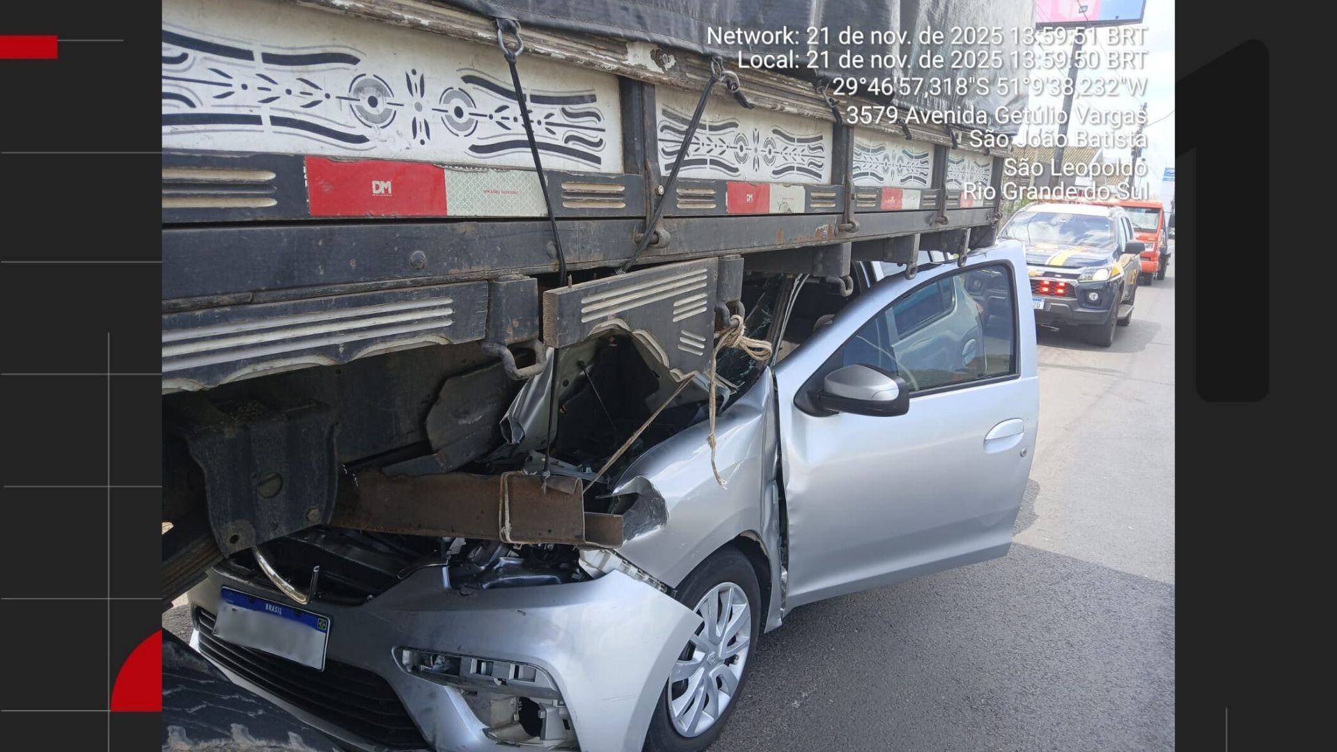 Homem morre após colidir e ficar com carro embaixo de caminhão na BR-116 em São Leopoldo