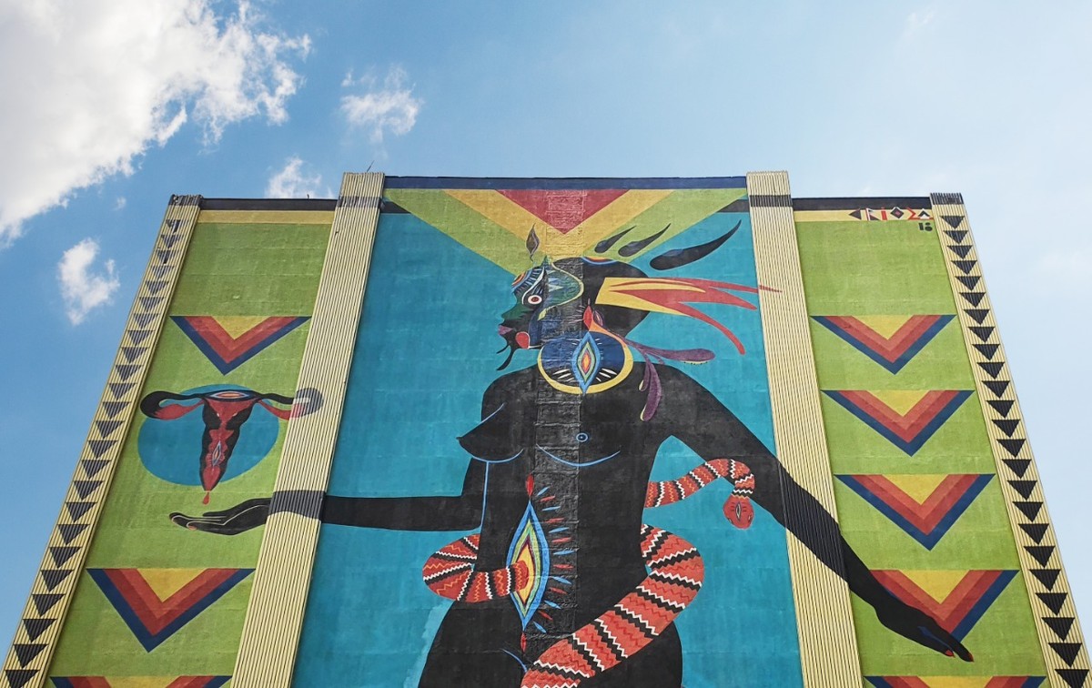 Artista Criola resgata história do bairro da Liberdade em São Paulo com  mural urbano