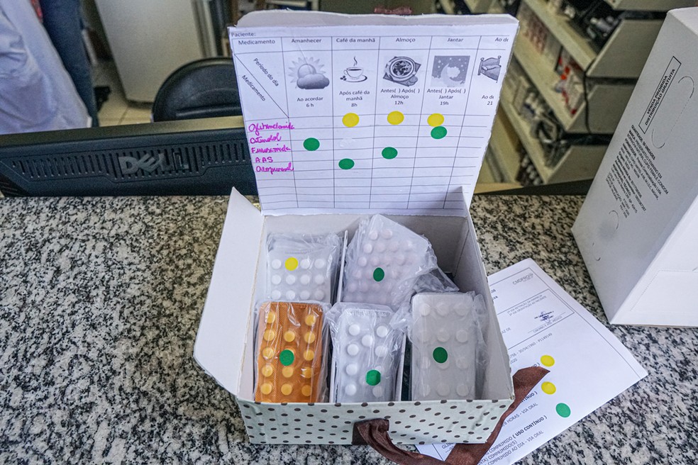 G1 - Voluntária faz caixas que ajudam na organização de remédios a