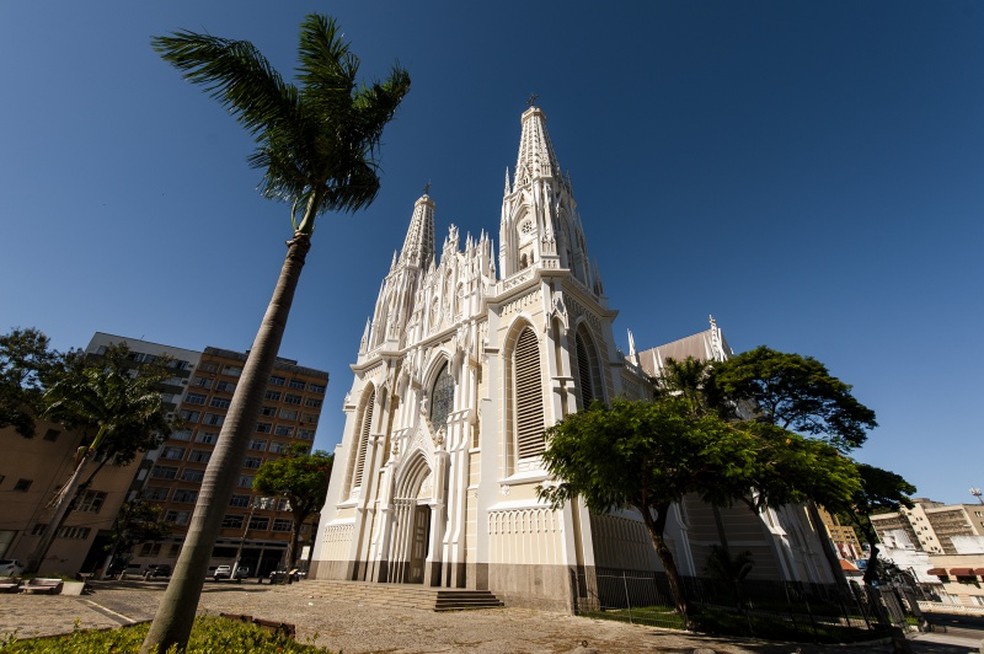 Ônibus panorâmico vai passar pelos principais pontos turísticos de Vitória, como a catedral — Foto: Diego Alves/ PMV