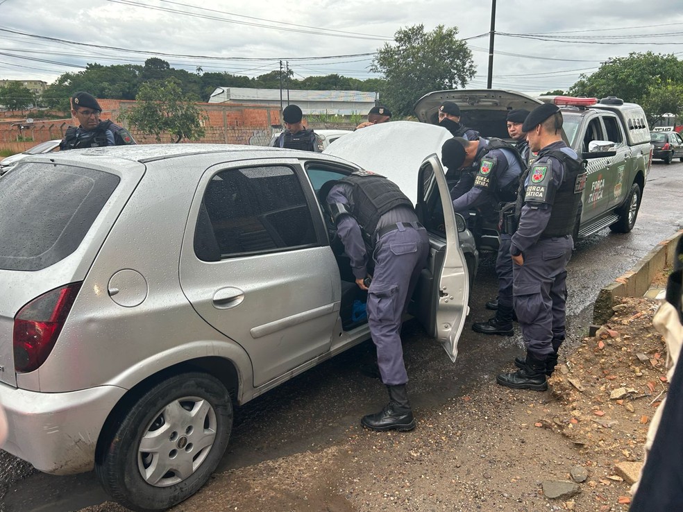 Granada e fuzil de guerra calibre 556 foram encontrados dentro de carro que quarteto estava. — Foto: Jucelio Paiva/Rede Amazônica