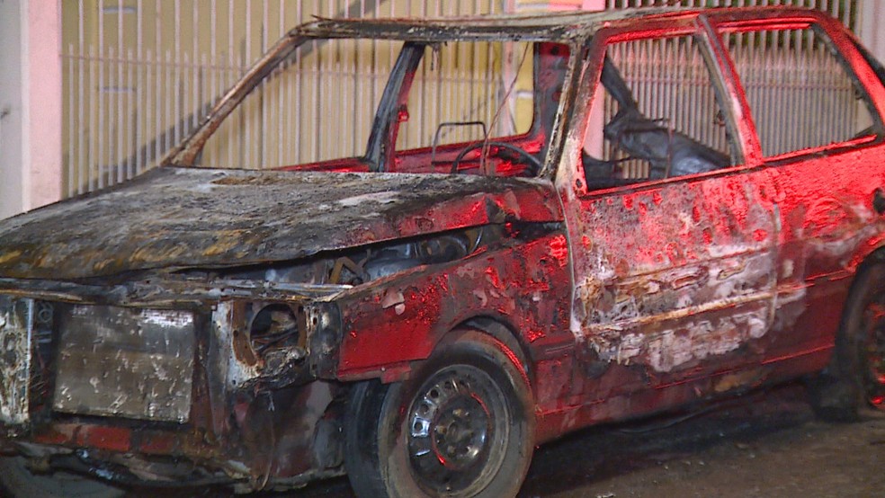 Corpo foi encontrado no porta-malas de carro incendiado em Porto Alegre — Foto: Alberi Neto/RBS TV