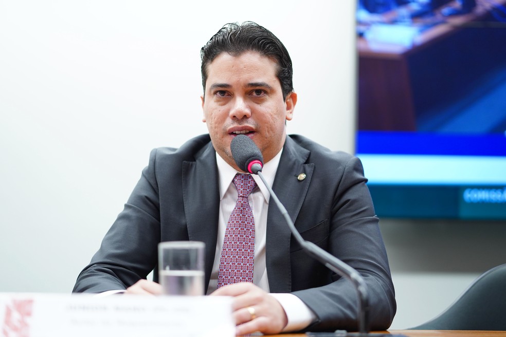 Deputado Jnior Mano em comisso da Cmara, em 12/04/2023  Foto: Pablo Valadares / Cmara dos Deputados