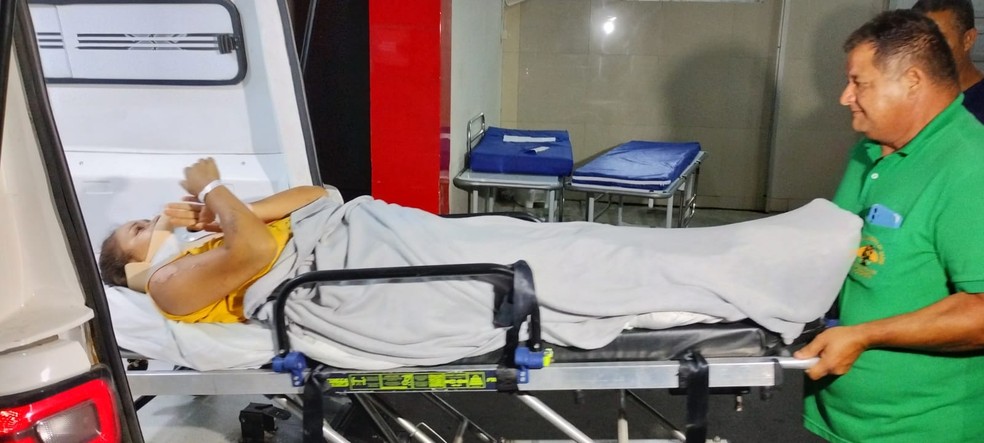 Débora deixou o HGE após receber alta hospitalar — Foto: Carlos Frazão/TV Gazeta