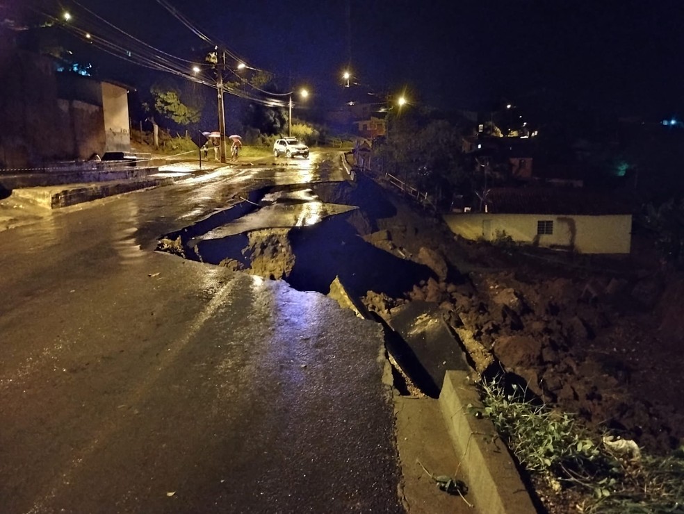 Erosão causada pela chuva em Salinas — Foto: Corpo de Bombeiros