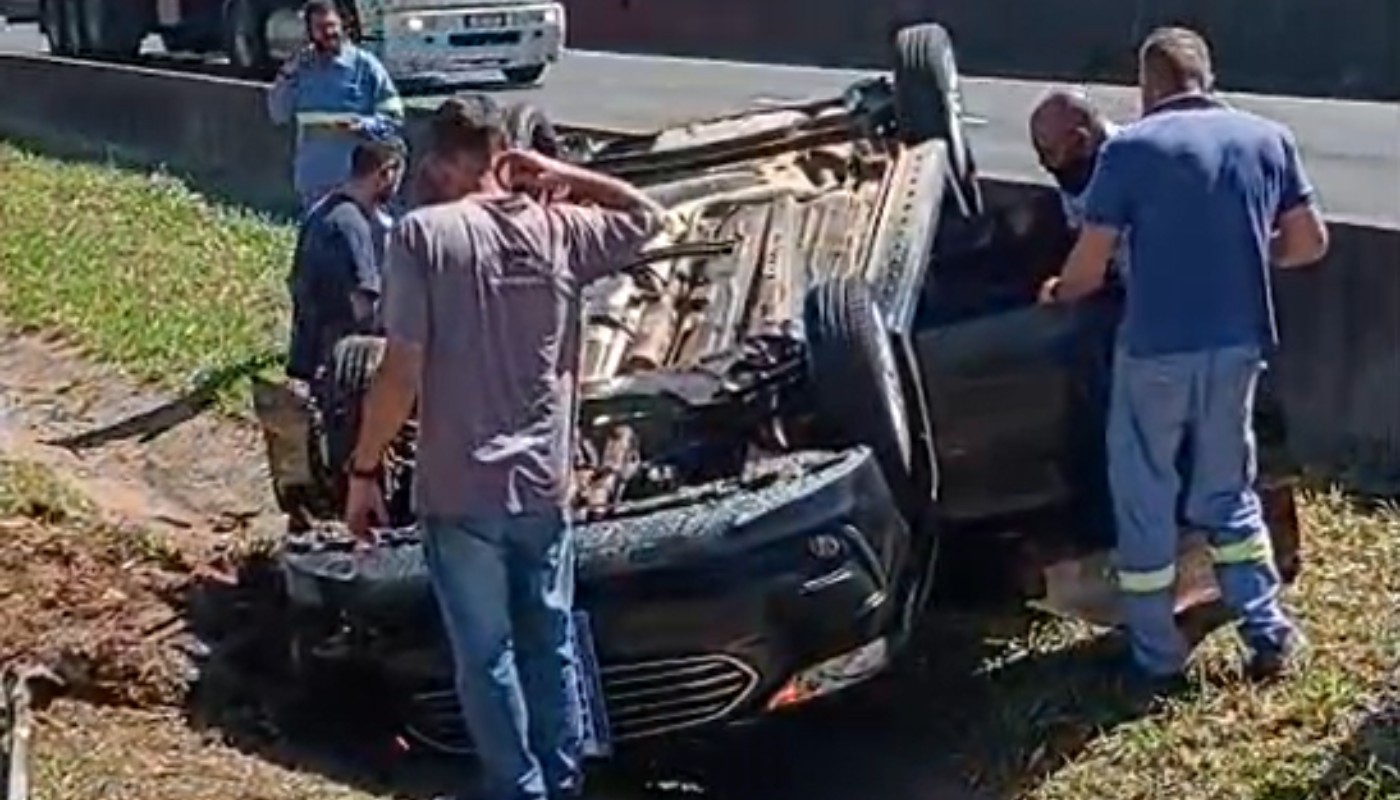 Carro capota na Rodovia Anhanguera e deixa motorista ferida em Campinas