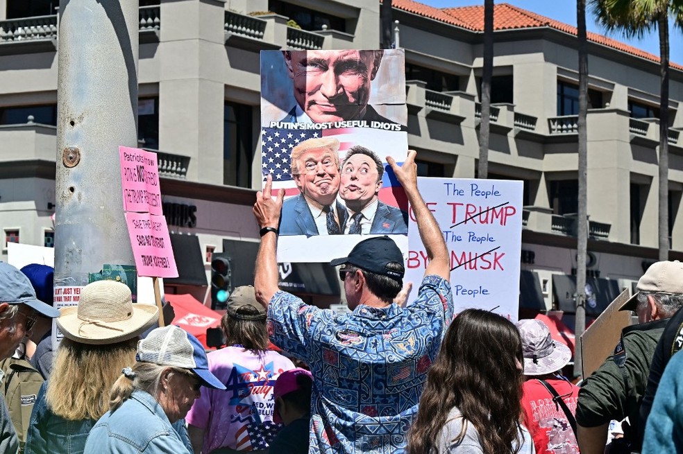 Manifestação contra Trump em Huntington Beach, na Califórnia — Foto: Frederic J. Brown/AFP