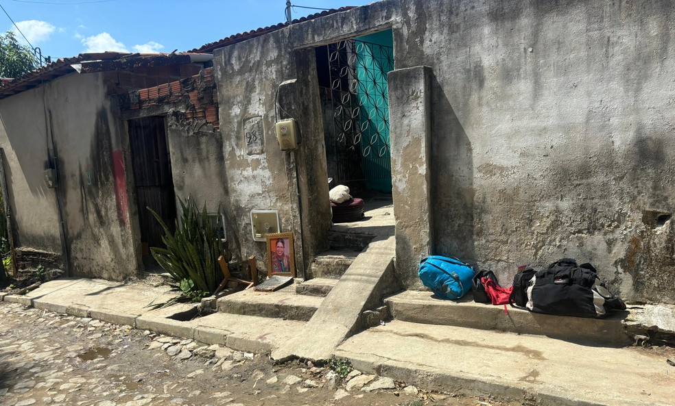 Dois homens são mortos e três baleados durante assalto a grupo de trabalhadores pernambucanos, em Pacatuba. — Foto: Kilvia Muniz/ SVM