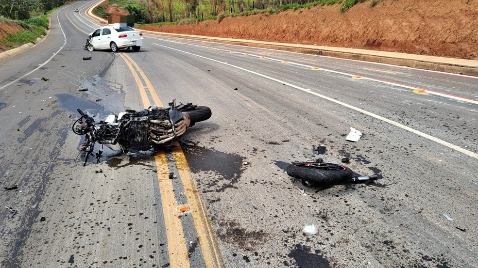 Jovem morre após ficar gravemente ferido durante acidente entre moto e carro em Alfenas, MG — Foto: Corpo de Bombeiros