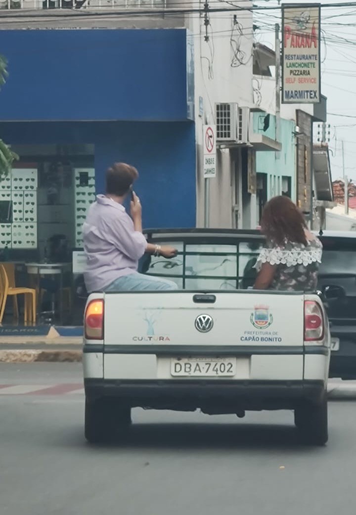 Diretor de Cultura de Capão Bonito é flagrado em caçamba de veículo oficial