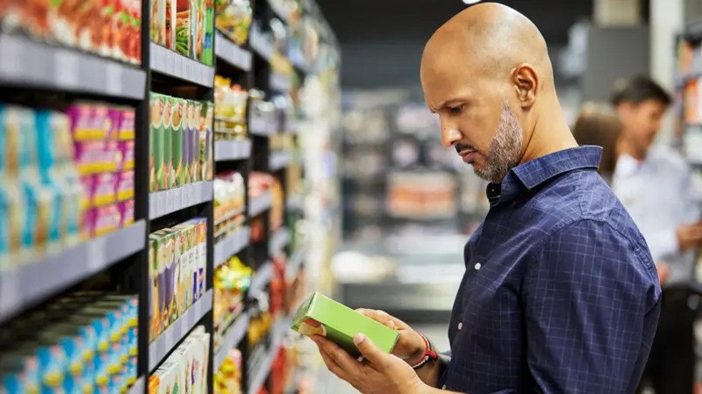 Consumidor está mais atento aos rótulos, mas muita gente só percebe que comprou uma coisa pela outra depois que chega em casa, diz nutricionista do Idec — Foto: GETTY IMAGES
