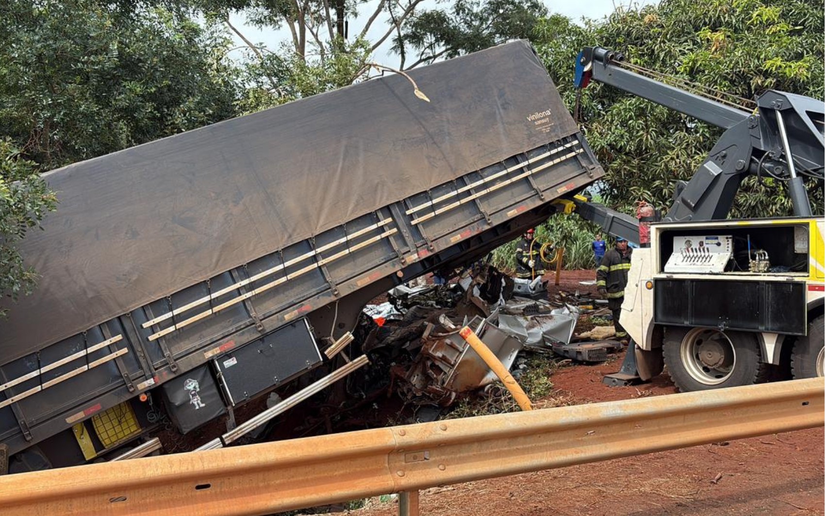 Motorista morre após carreta cair em barranco às margens de rodovia em Jaboticabal, SP