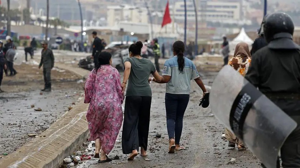 A maioria dos que cruzaram a fronteira era formada por homens jovens, embora também houvesse mulheres e crianças. — Foto: Getty Images