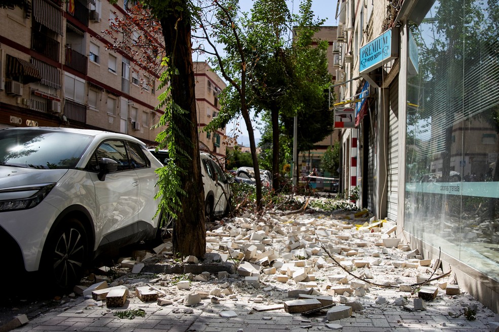 Detritos espalhados em uma rua após o terremoto que atingiu o sul da Espanha, em Granada — Foto: REUTERS/Fermin Rodriguez