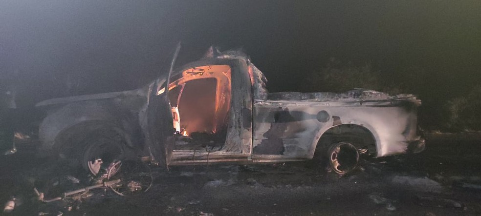Ambulância pega fogo após o acidente na BA — Foto: Reprodução/redes sociais