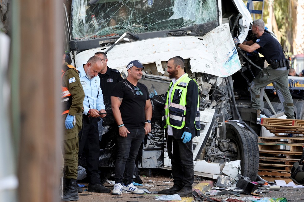 Caminhão colidiu com ponto de ônibus em Israel e deixou dezenas de feridos. — Foto: REUTERS/Violeta Santos Moura