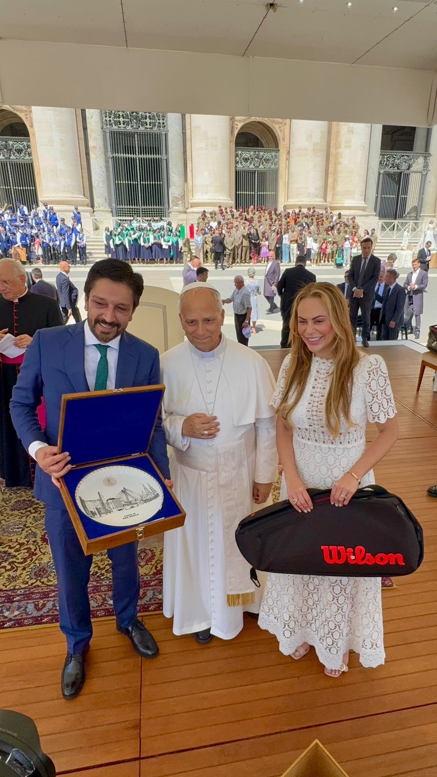 Nunes presenteia papa Leão XIV com camiseta do Palmeiras e raquete de Bia Haddad em encontro no Vaticano