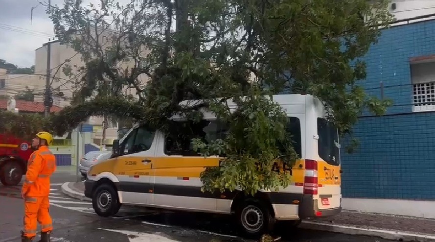 VÍDEOS: Juiz de Fora tem chuva com granizo e ventos de 65 km/h