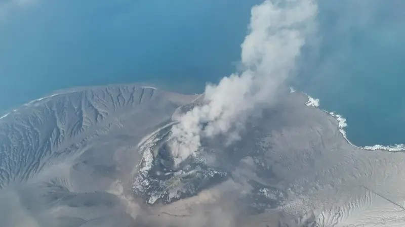 Vulcão 'filhote do Krakatoa' entra em erupção na Indonésia, afeta voos na Ásia e deixa 150 mil passageiros retidos