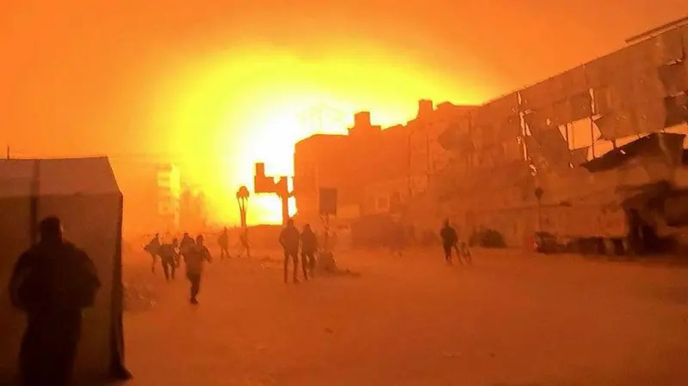 Uma pessoa conseguiu capturar as enormes chamas deixadas pelo ataque ao hospital — Foto: Getty Images