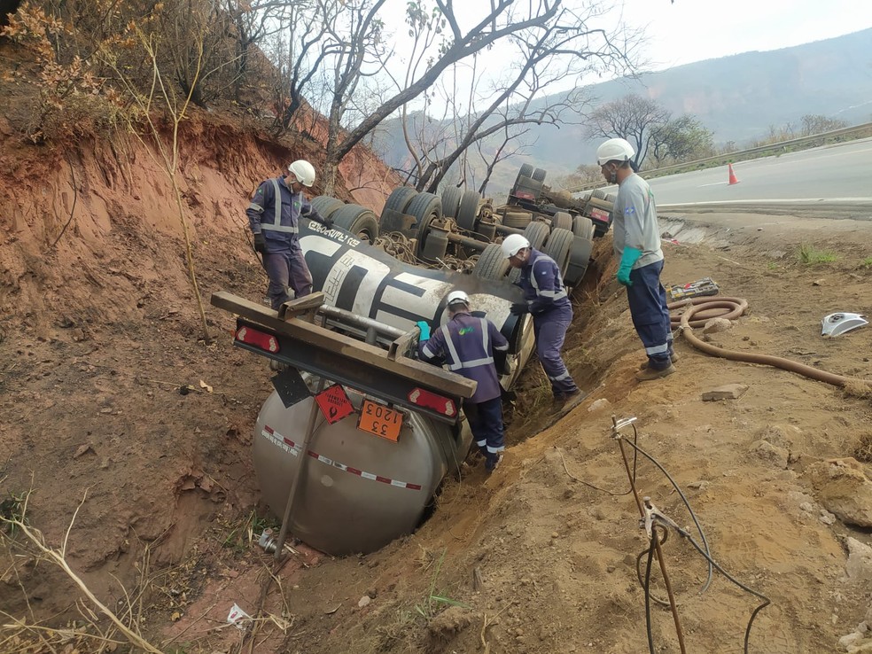 A equipe precisou usar um desencarcerador e o apoio de um caminhão munck para retirar o corpo — Foto: Corpo de Bombeiros de Rondonópolis