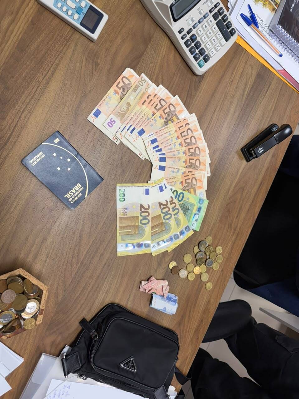 Notas de euro apreendidas na Operação Tomada de Contas — Foto: PF