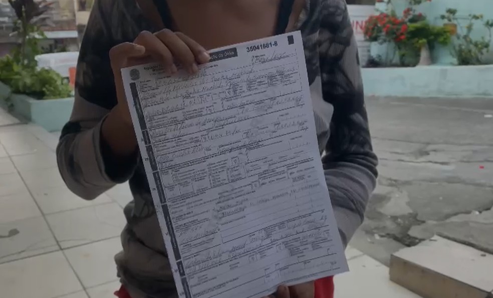 Jéssica exibe a guia de óbito da filha: 'Sou inocente' — Foto: g1/Rio