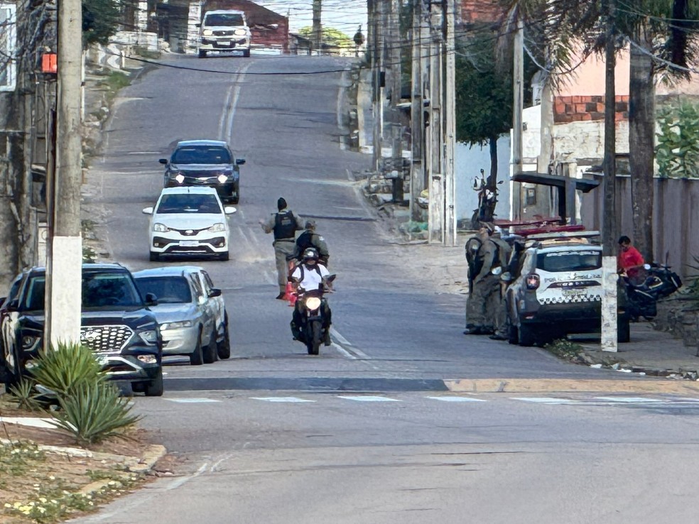 Policiais vistoriam veículos em Mãe Luiza, na Zona Leste de Natal — Foto: Sérgio Henrique Santos/Inter TV Cabugi