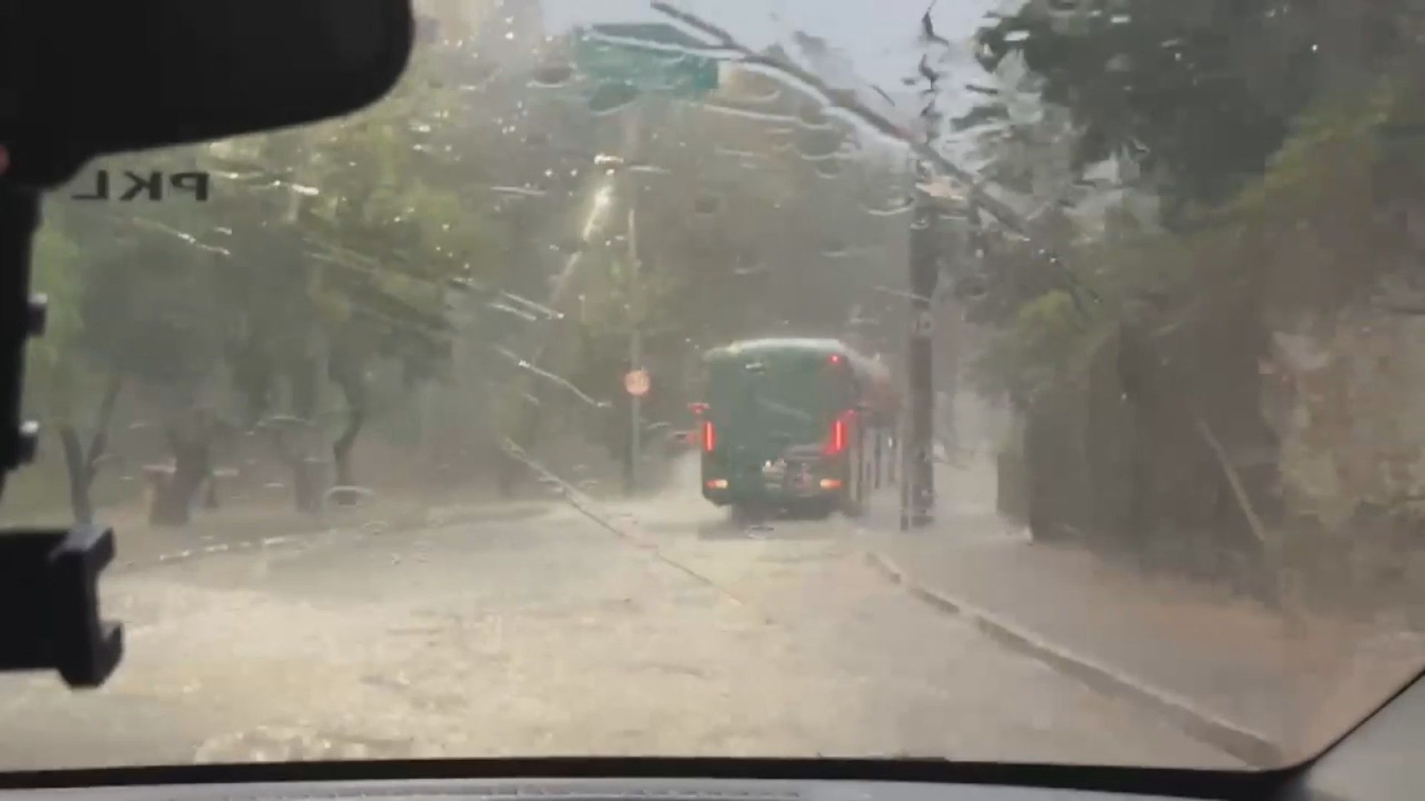 Salvador em alerta: Defesa Civil aciona sirenes em 3 comunidades por risco com as fortes chuvas; confira bairros onde mais choveu