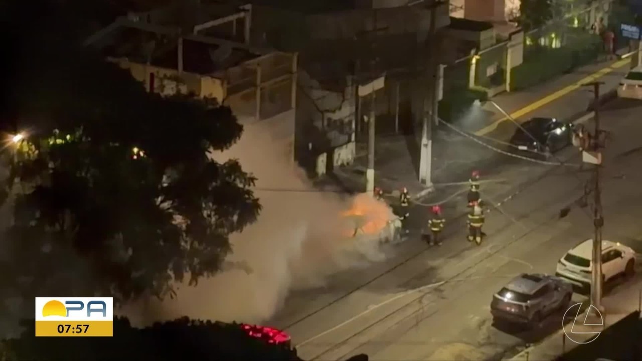 Carro pega fogo no centro de Belém