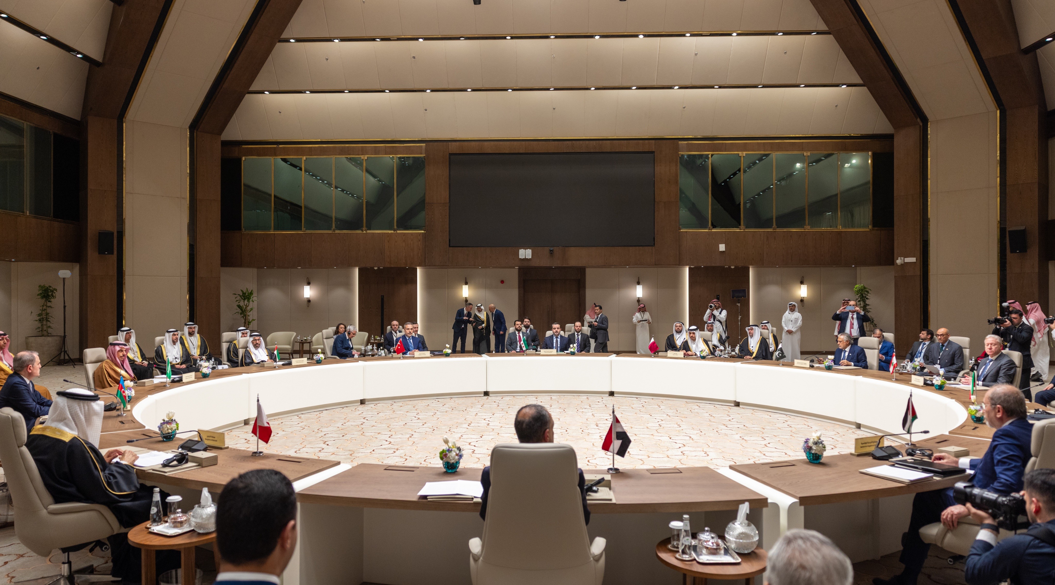 Países do Oriente Médio condenam ataques do Irã e pedem que Teerã pare de financiar grupos extremistas