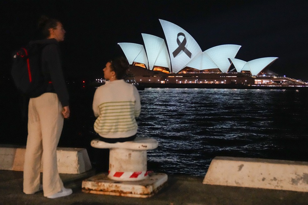 A Opera House de Sydney, na Australia, é iluminada com o sinal de luto após ataque com facas em um shopping da cidade, em 15 de abril de 2024. — Foto: Mark Baker/ AP