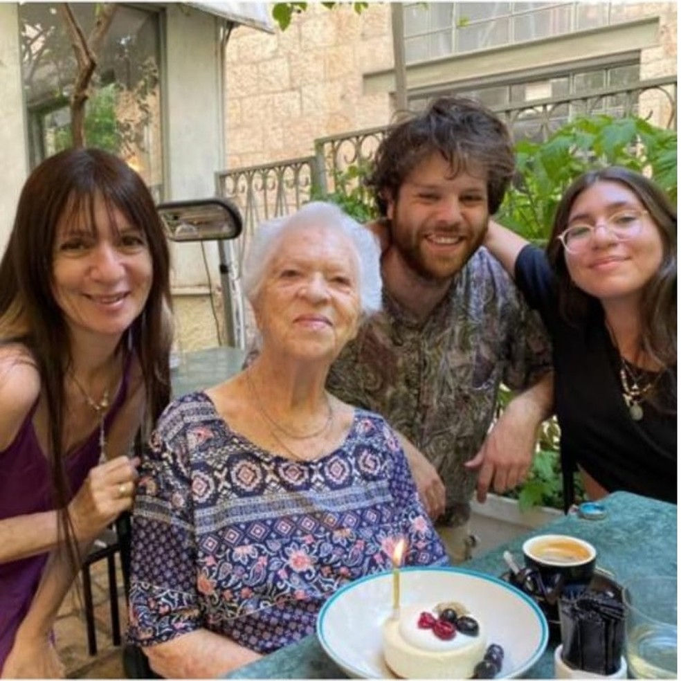 Celeste Fishbein ao lado da mãe e da avó brasileiras, Sarah Fishbein – 94 anos – e Gladys Fishbein. — Foto: Acervo pessoal
