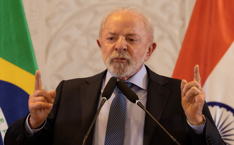 Luiz Inácio Lula da Silva gesticula durante uma coletiva de imprensa em Nova Delhi, Índia — Foto: REUTERS/Adnan Abidi